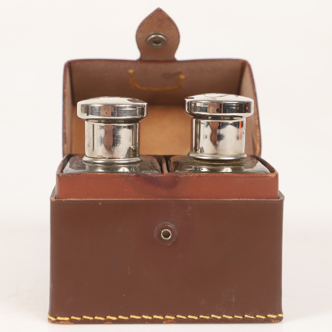 RESECHATULL MED " FLASKOR, glas/skinn m. m., 1900-tal.