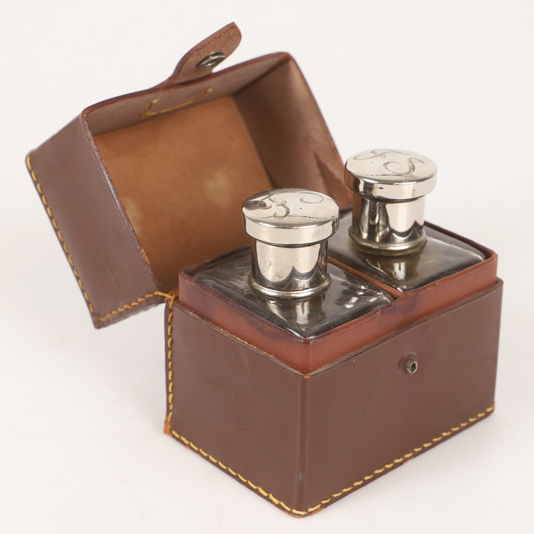 RESECHATULL MED " FLASKOR, glas/skinn m. m., 1900-tal.