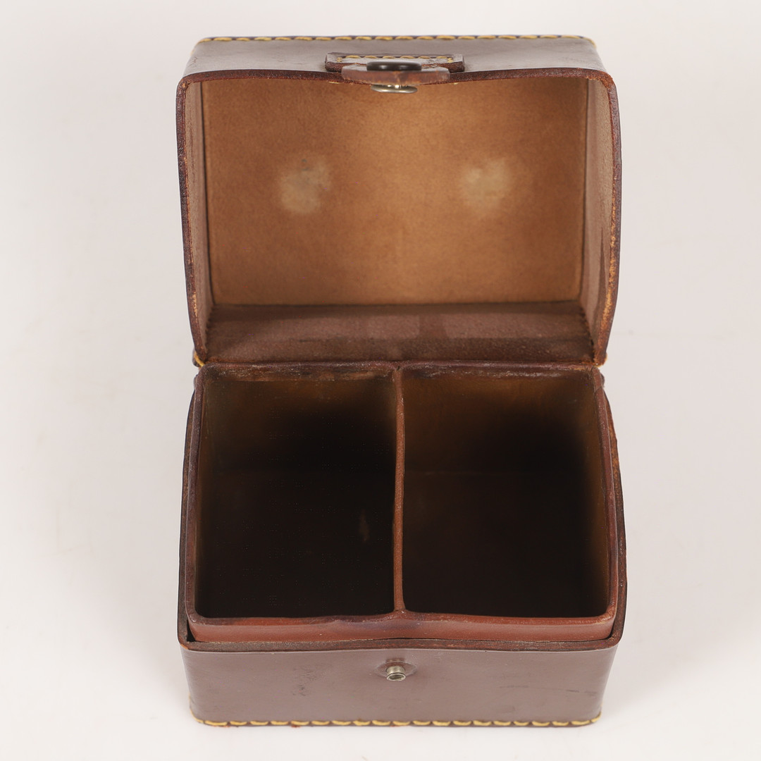 RESECHATULL MED " FLASKOR, glas/skinn m. m., 1900-tal.