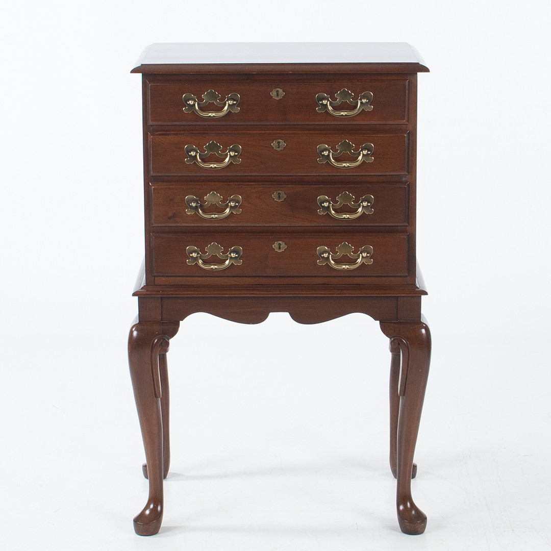 BESTICKSKÅP, engelsk Chippendale-stil, 1900-talets senare del.