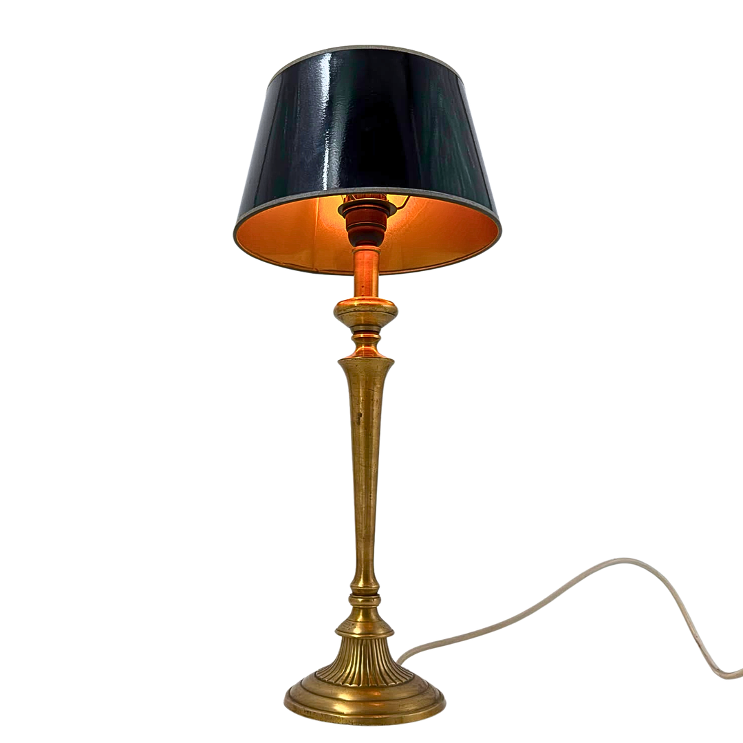 TISCHLAMPE IM EMPIRE-STIL MIT MESSINGFUSS UND SCHWARZEM SCHIRM.