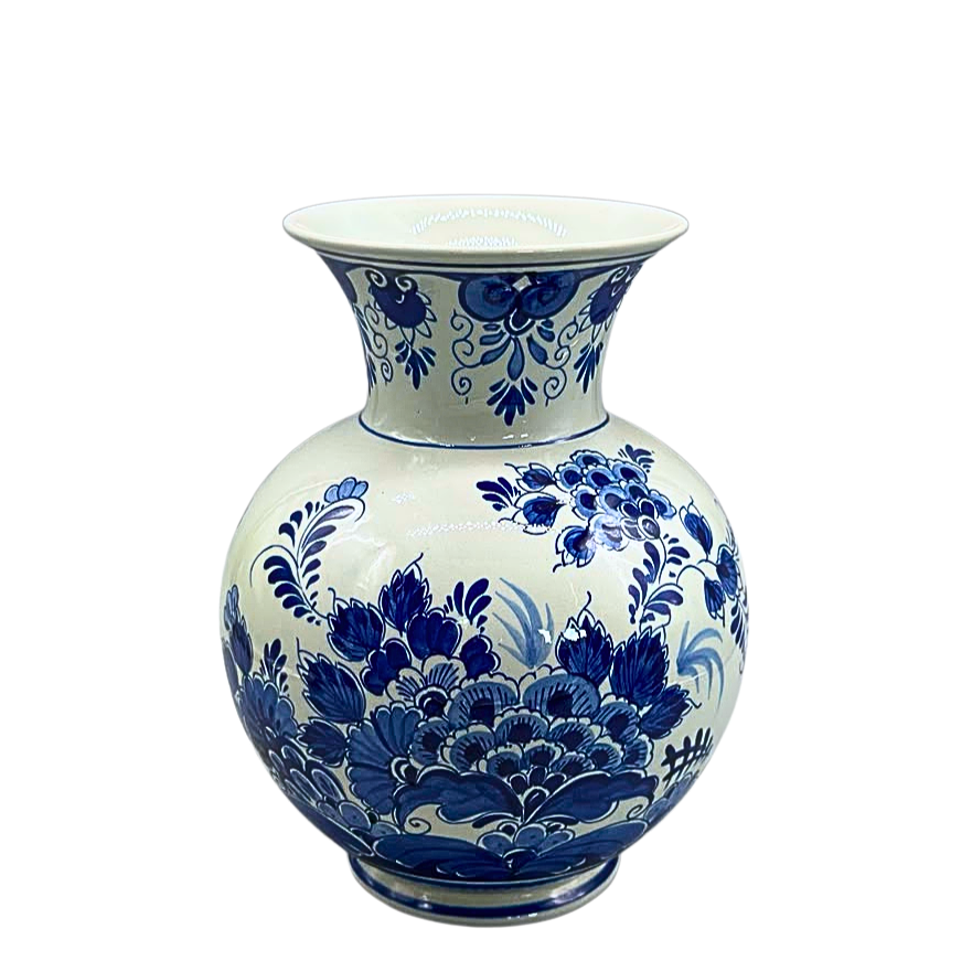 BLUMENVASE DER NIEDERLÄNDISCHEN KERAMIKMANUFAKTUR PLATEELBAKKERIJ RAM IM DELFTS-BLAUW-STIL.