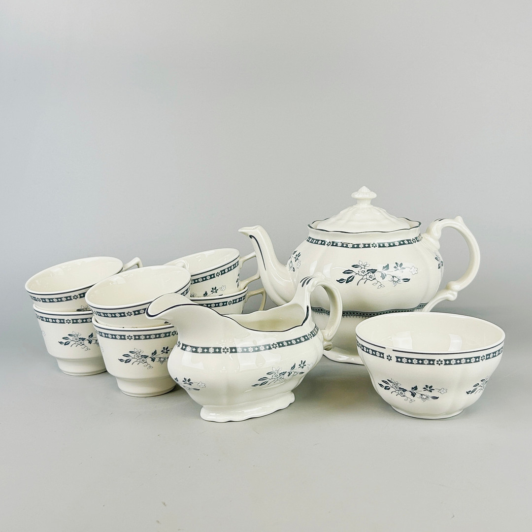 ROYAL DOULTON TEA & DINNER SERVICE.