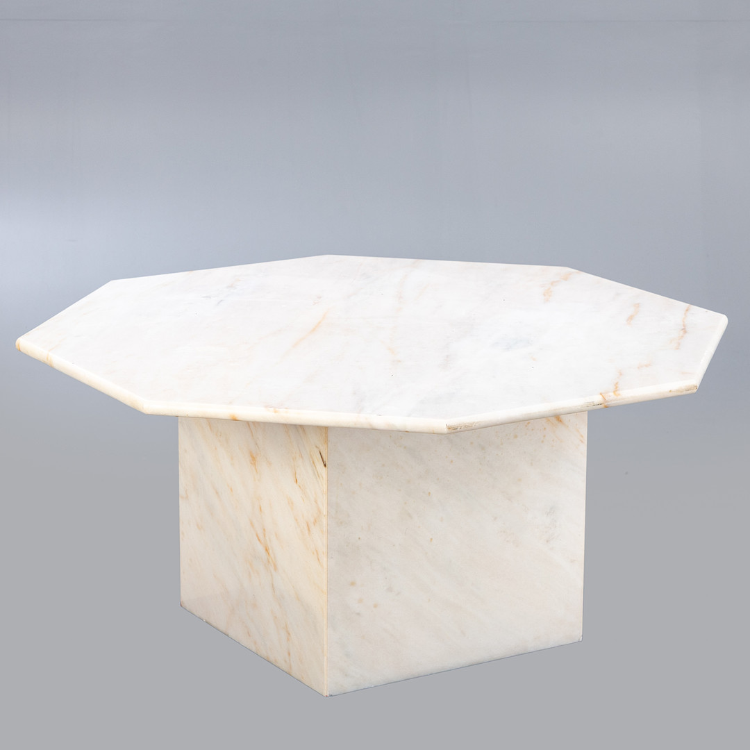 Sofatisch aus Marmor.