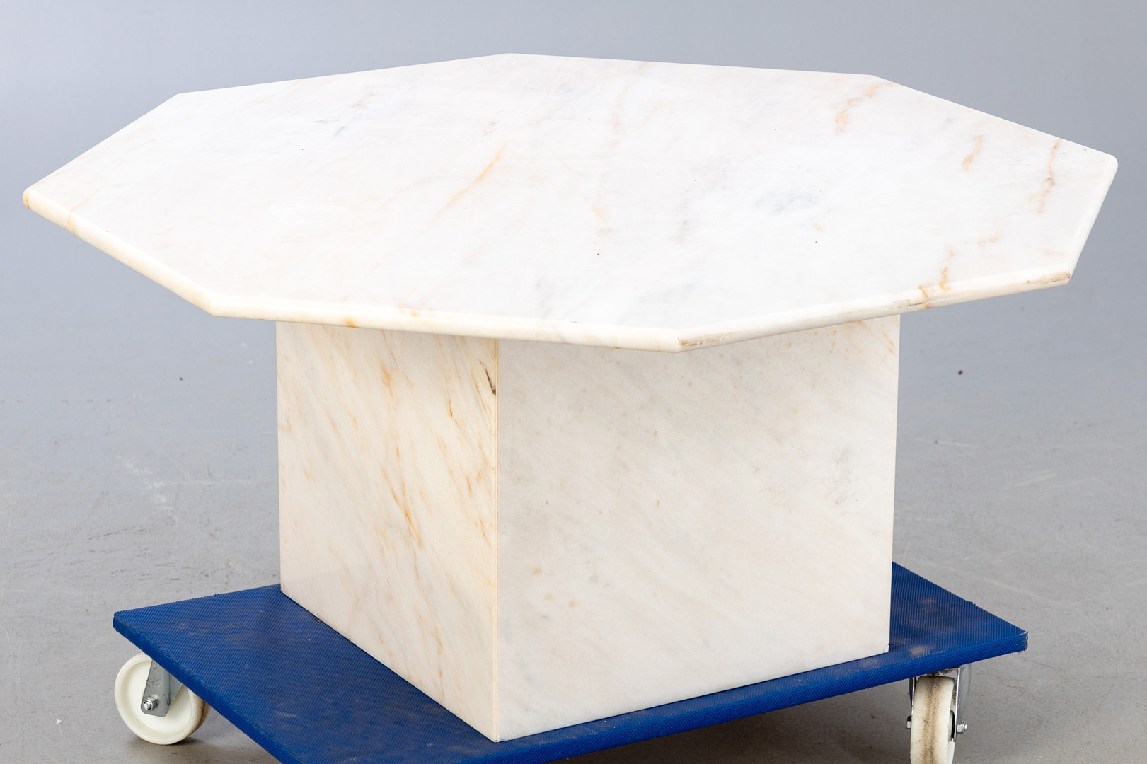 Sofatisch aus Marmor.