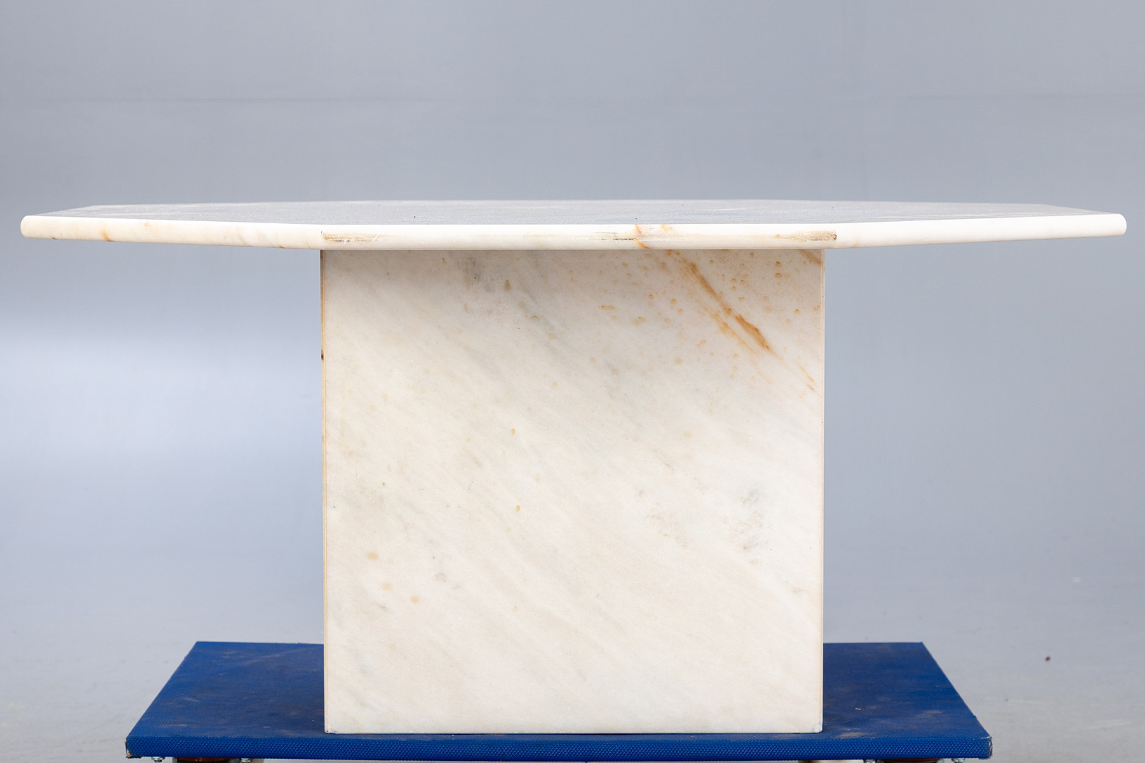 Sofatisch aus Marmor.