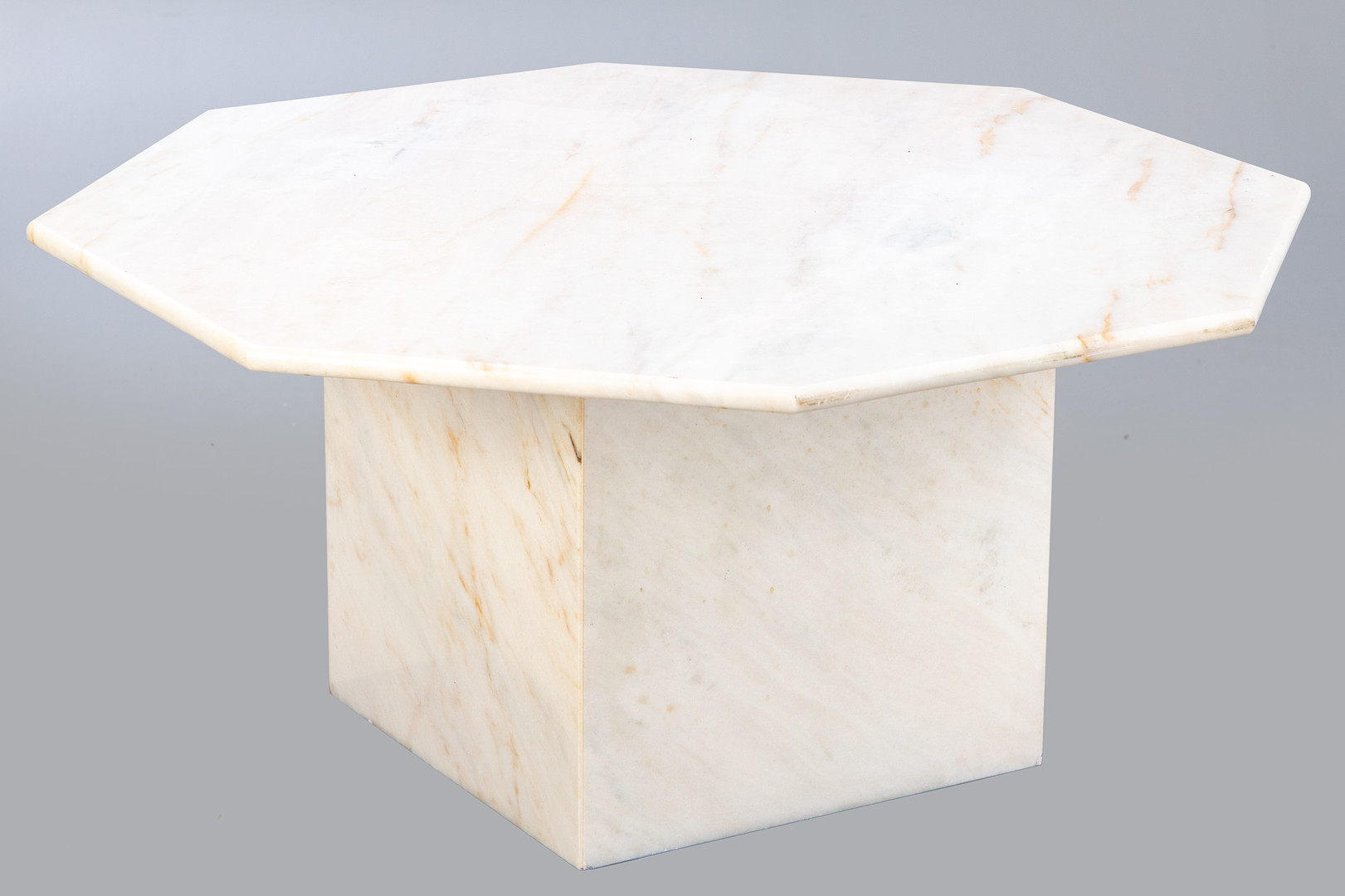 Sofatisch aus Marmor.