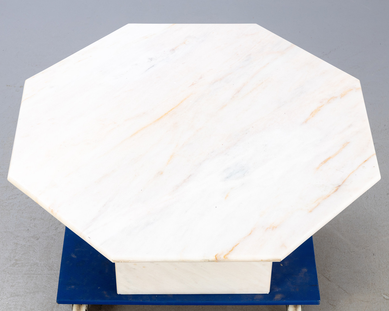 Sofatisch aus Marmor.
