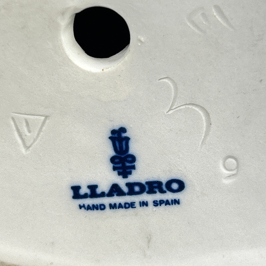 THREE LLADRO FIGURES.