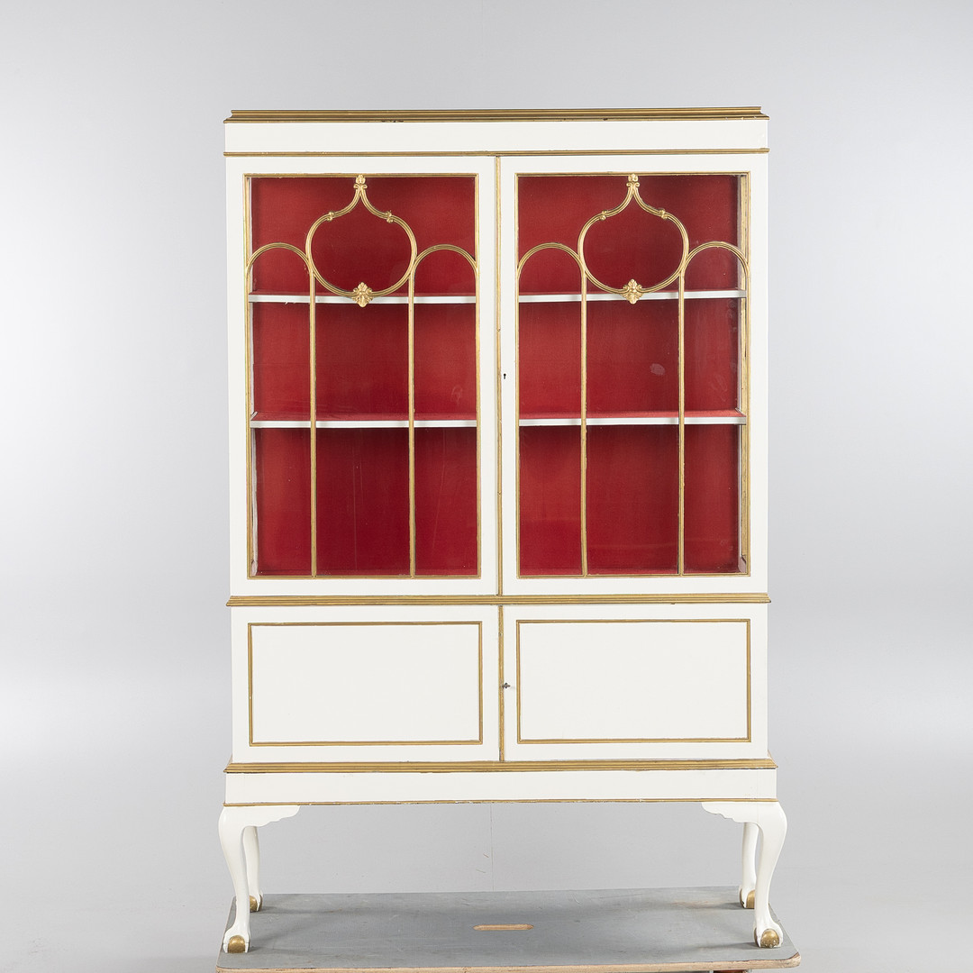 VITRINSKÅP, Louis XVI-stil, bemålat med bronserade detaljer, 1900-talets första hälft.