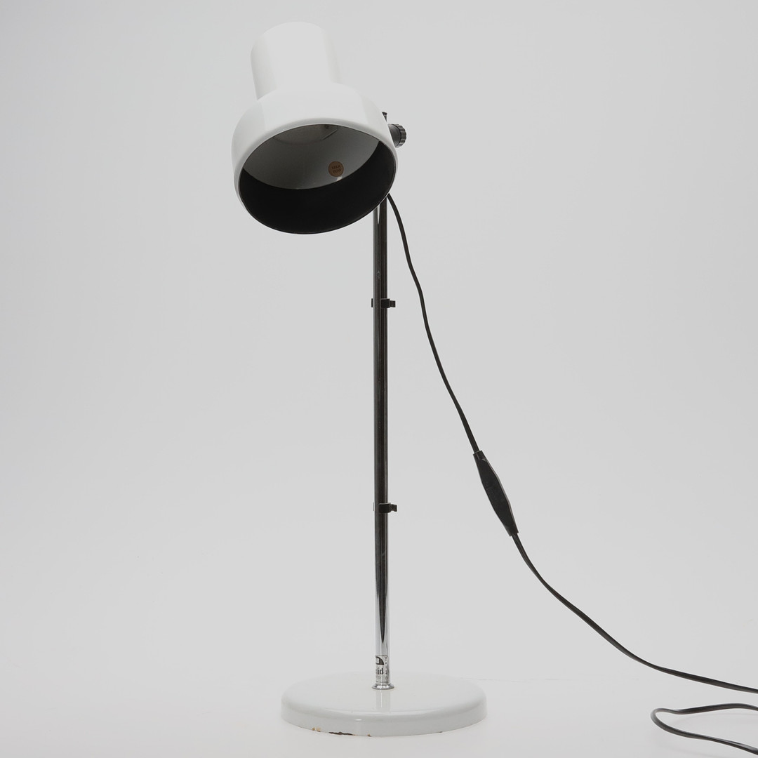 BORDSLAMPA. Krom, vitlackerad plåt och plast, etikettmärkt Belid, 1900- andra halva.