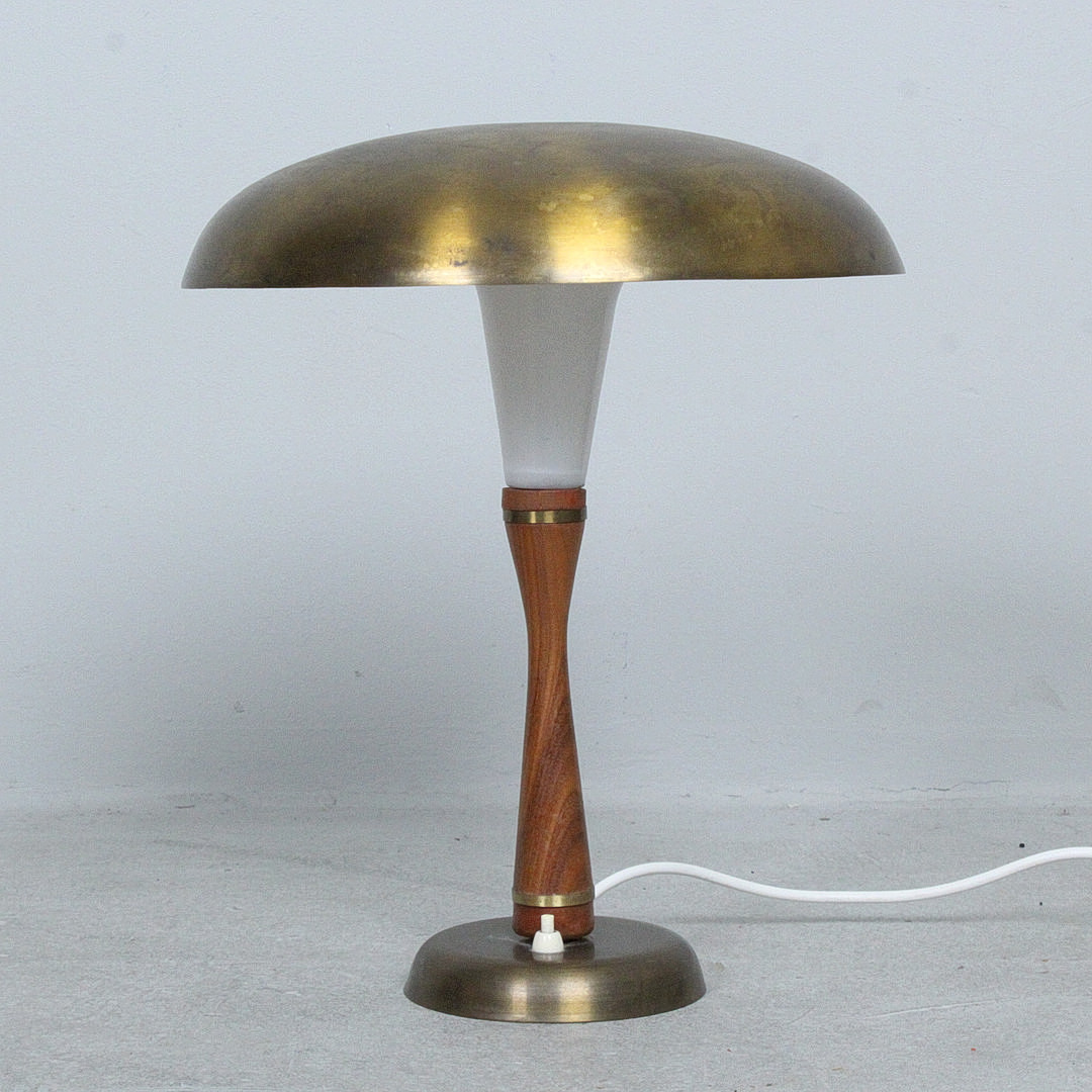 UPPSALA ARMATUR. Tischleuchte der 1940er Jahre, Messing, Aluminium, Teak.