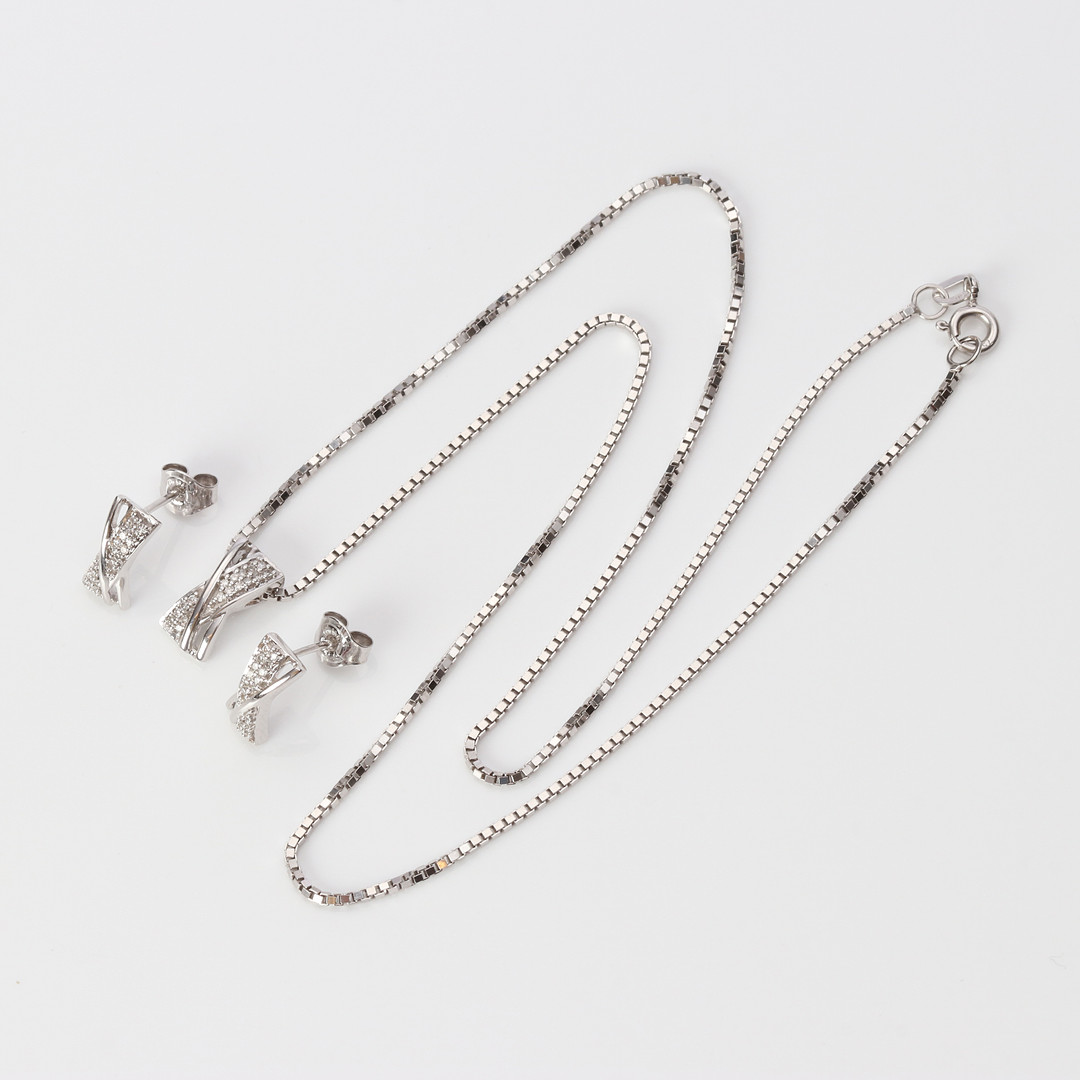 HALSBAND OCH ÖRHÄNGEN, ETT PAR. 18k vitguld med små diamanter, totalvikt ca 7,6 gram.