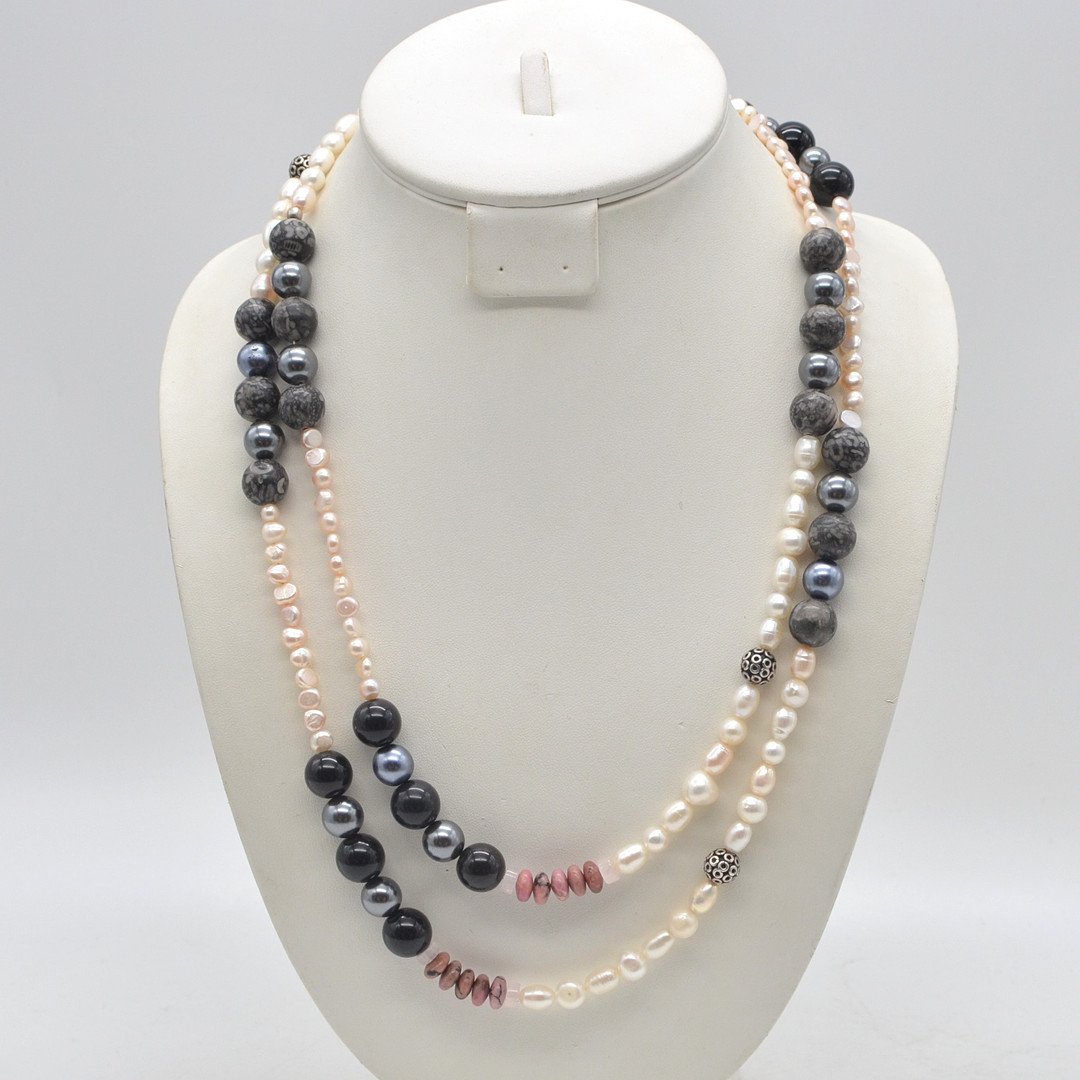 PERLENMIXCOLLIER AUS ZUCHTPERLEN IN WEISS UND ROSA, STEIN, GLAS UND VERSILBERTEN ZIERPERLEN, 20. JAHRHUNDERT.