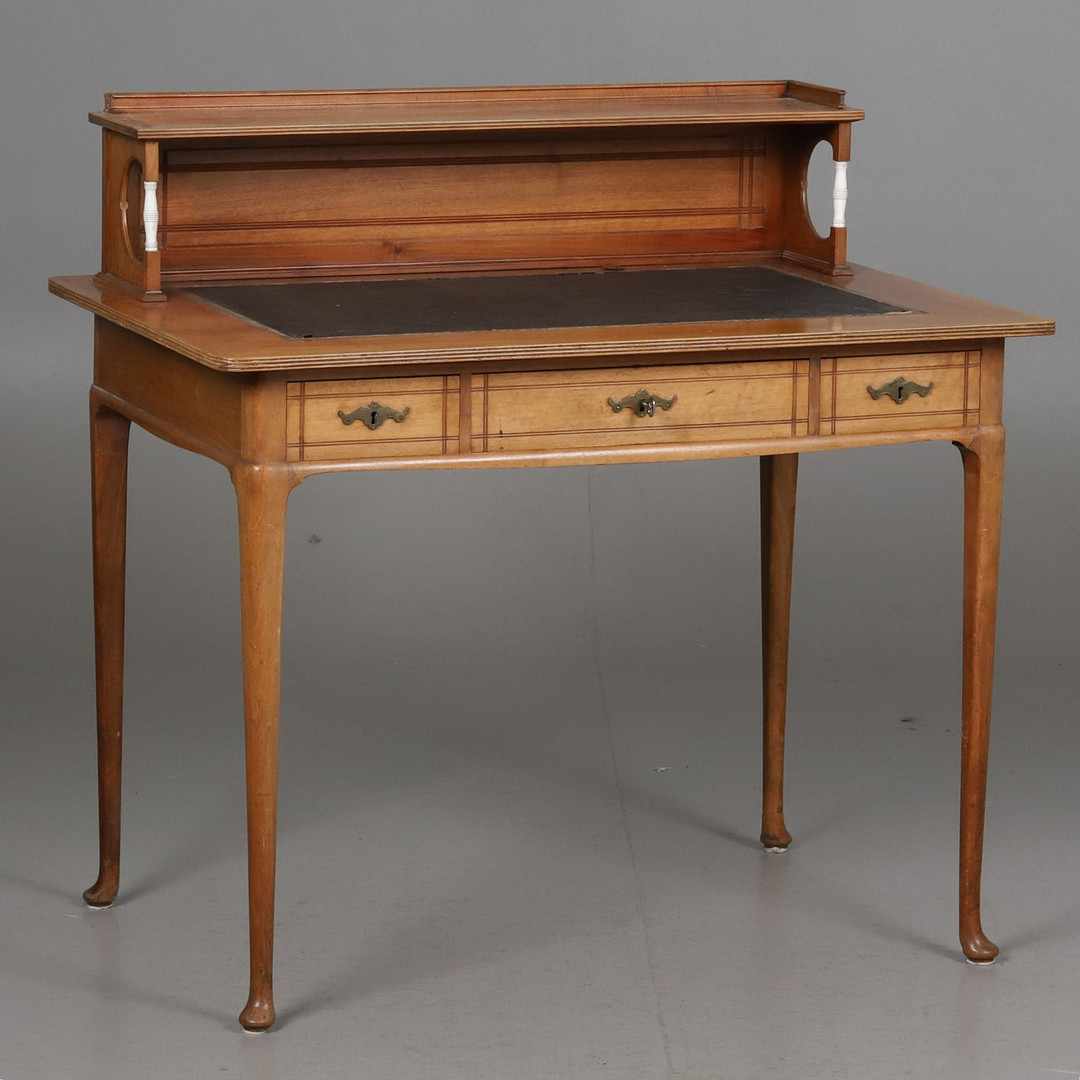 SKRIVBORD med uppsats. Gustaviansk stil, 1900-talets första halva.