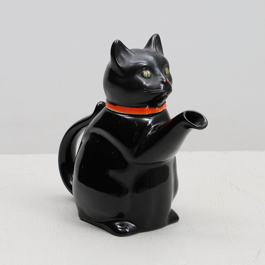 KANNA, i form av katt, porslin.