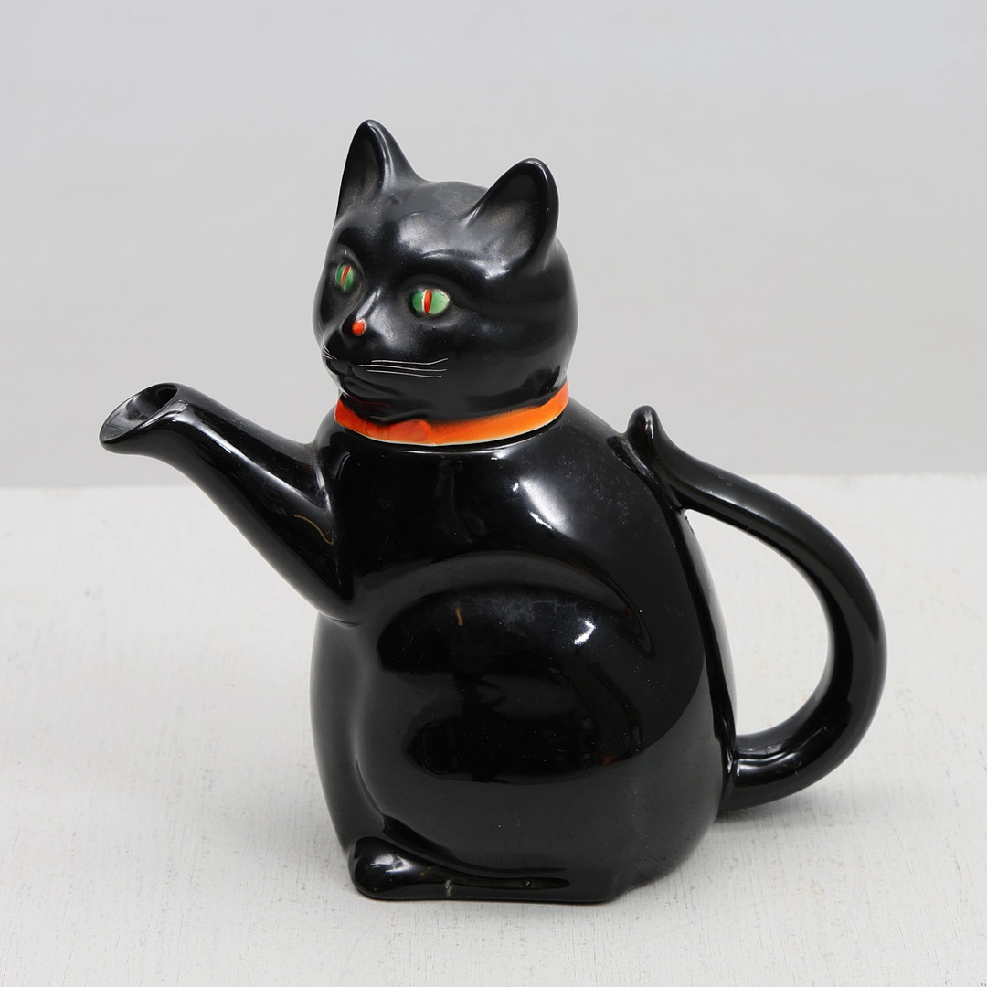 KANNA, i form av katt, porslin.