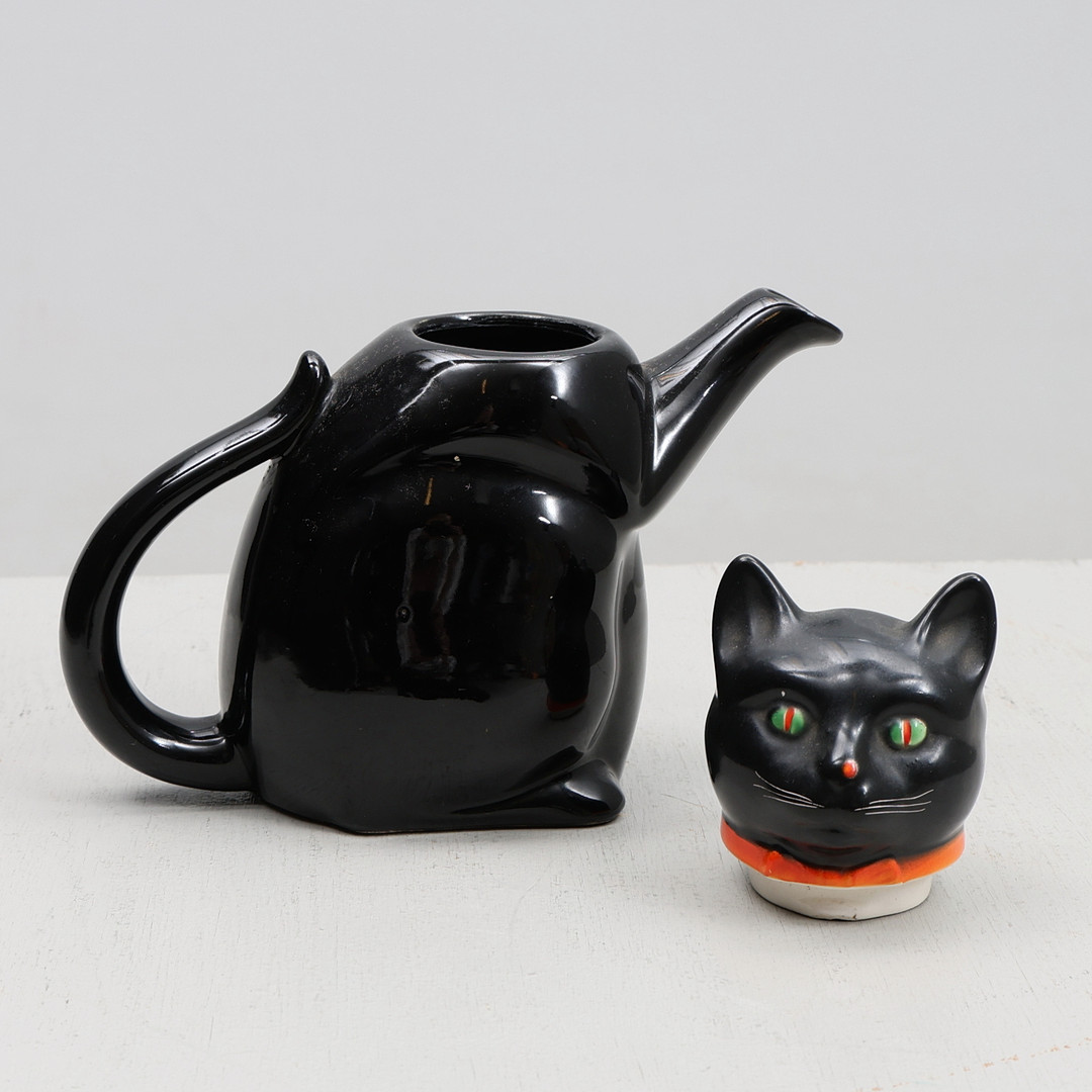 KANNA, i form av katt, porslin.