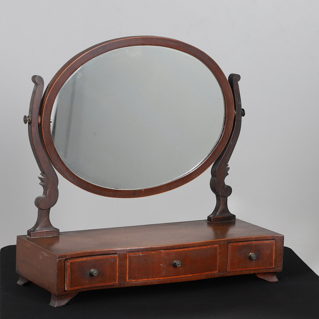 A MAHOGANY DRESSING TABLE MIRROR.