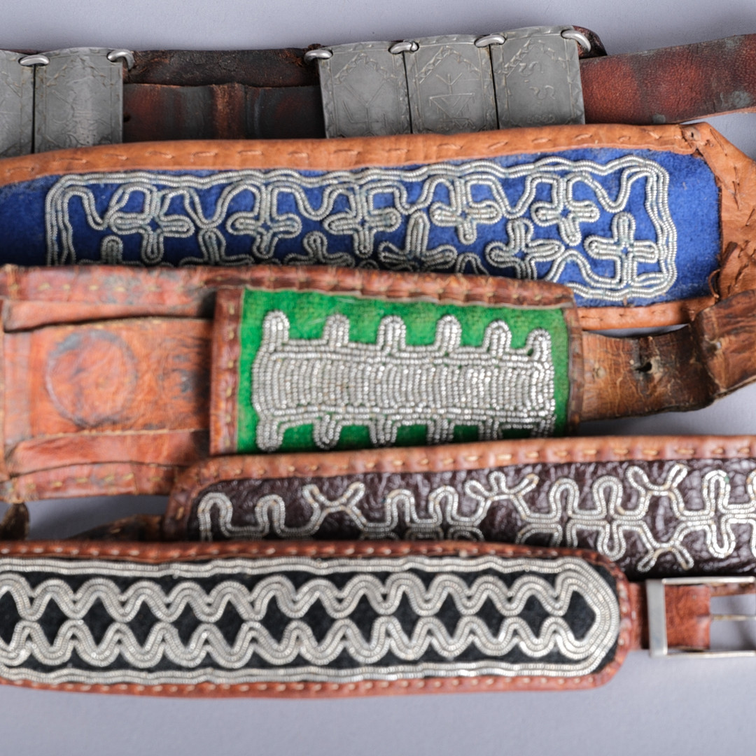ARMBAND, 5 st, läder och tennbroderi, samiskt hantverk.