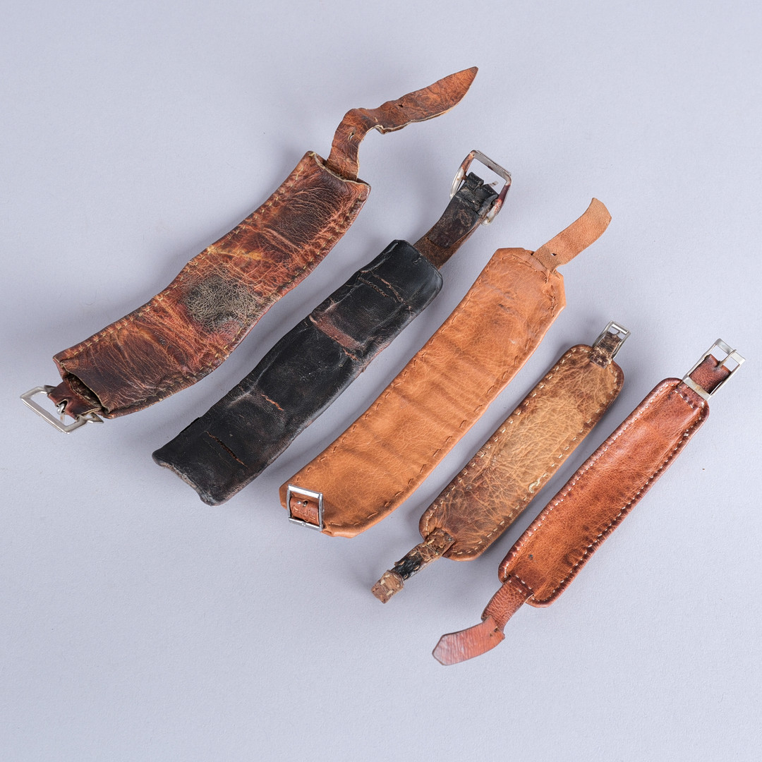 ARMBAND, 5 st, läder och tennbroderi, samiskt hantverk.