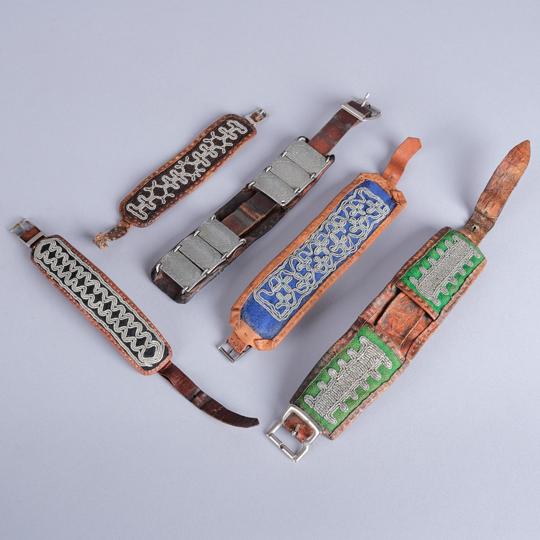ARMBAND, 5 st, läder och tennbroderi, samiskt hantverk.