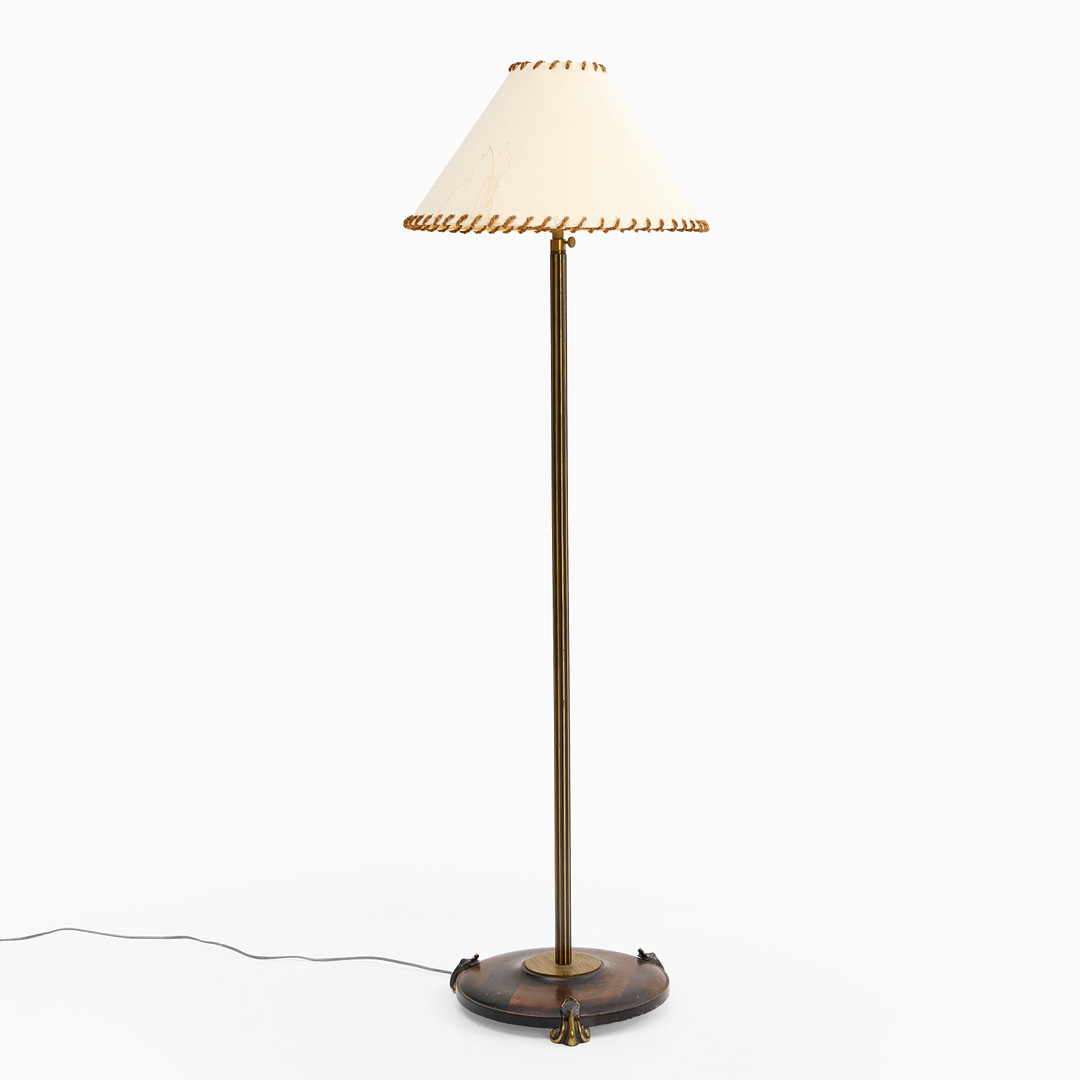 GOLVLAMPA, Swedish Modern, 1940-tal, stomme i patinerad mässing, fot i bonad björk, märkt Silas Petterson.