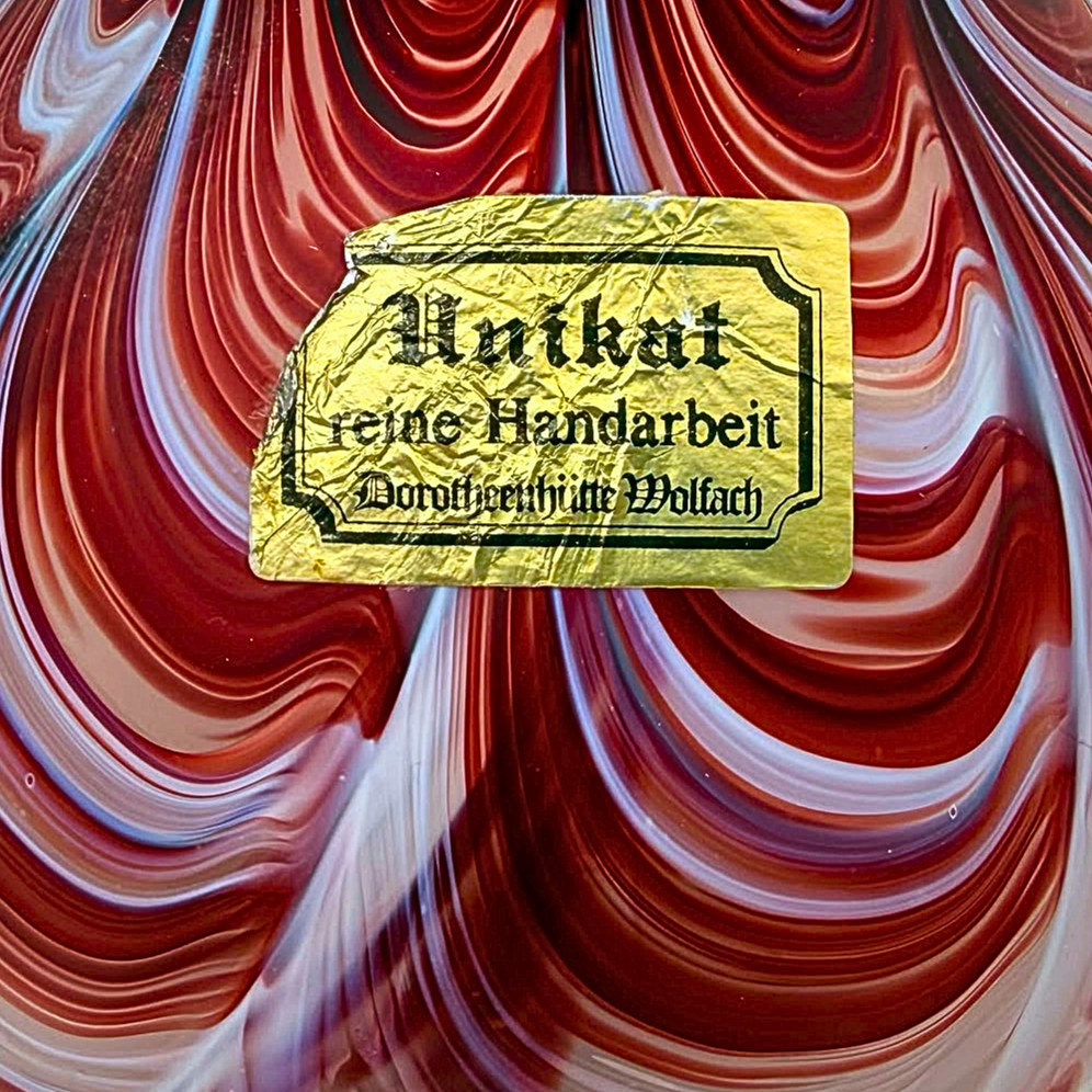 ROTE DESIGNER-GLASVASE DER DOROTHEENHÜTTE WOLFACH MIT ORIGINALEM HERSTELLERAUFKLEBER.