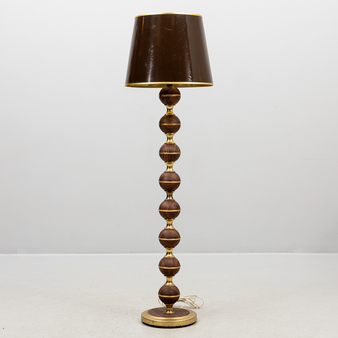 GOLVLAMPA, gulmetall och träimitation, 1900-talets andra hälft.