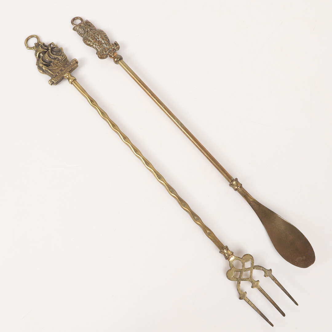 SKOHORN OCH ROASTINGFORG, 2 stycken, mässing, England, bl. a. Peerage.
