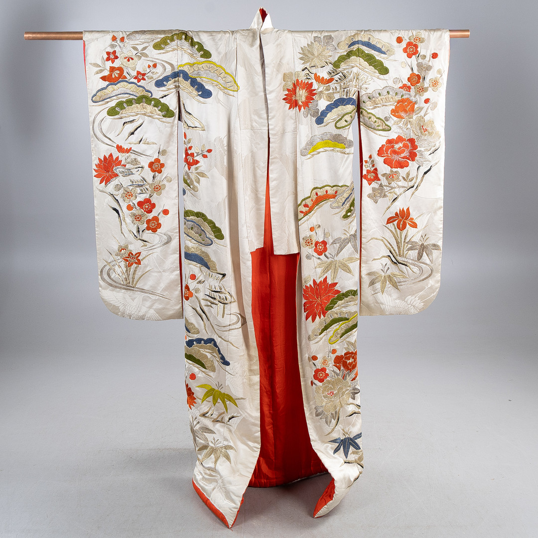 HAYASHI KIMONO / IRO UCHIKAKE/ BRÖLLOPSKIMONO, Japan, omkring 1950, Jaquardvävt siden med brodyr föreställande pioner.