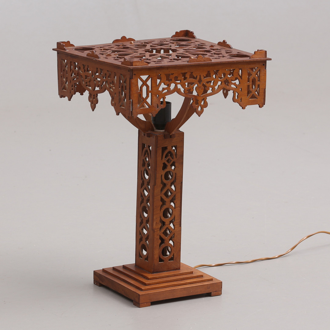 BORDSLAMPA, jugend, trä, 1900-talets första del.