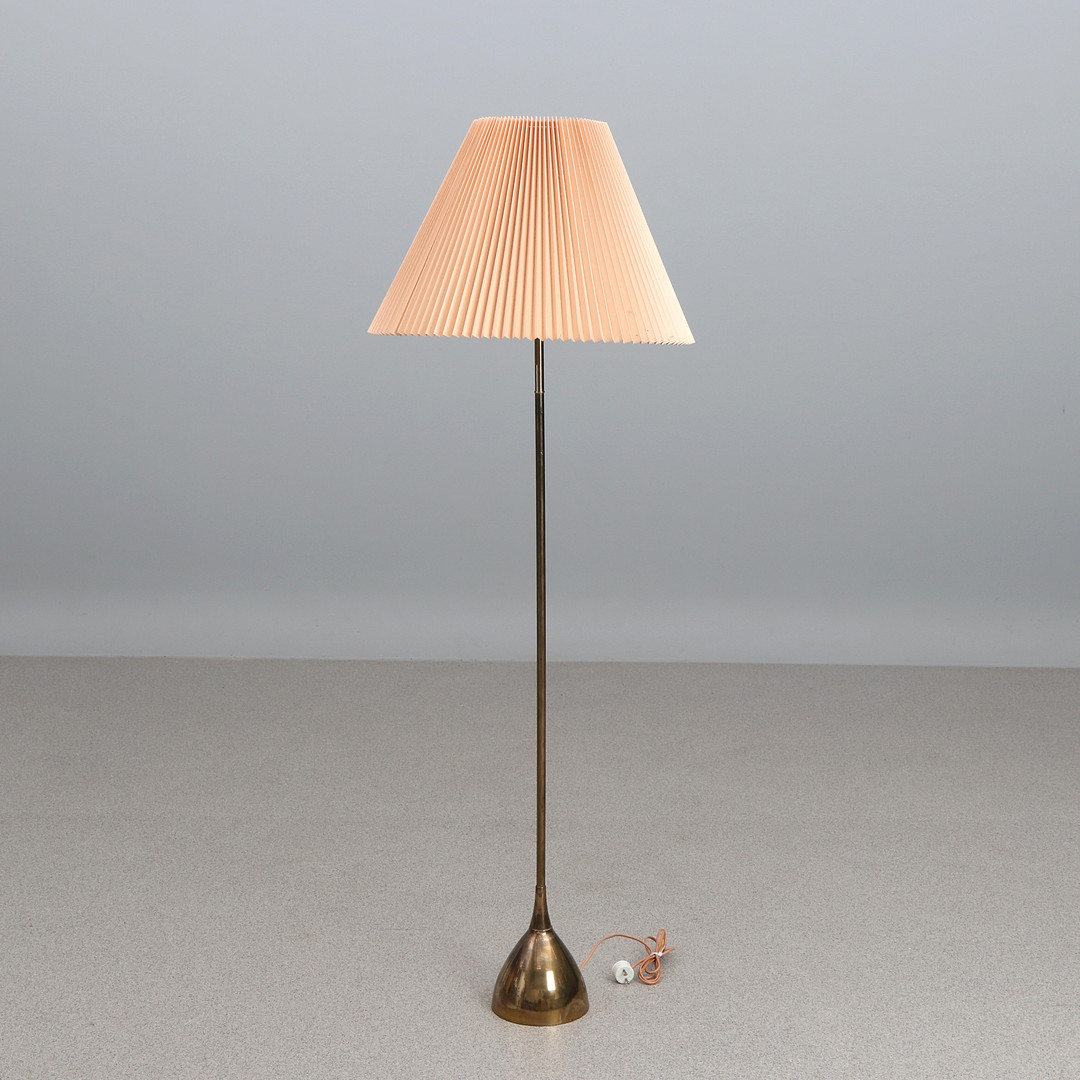 GOLVLAMPA, 1950-60-tal, med mässingsbeklädd järnfot.