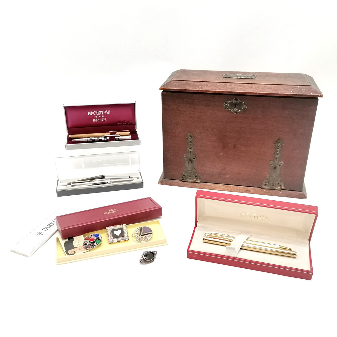 SHEAFFER BOXED GOLD PLATED FOUNTAIN PEN / BALLPOINT SET T/W ADDITION PENS / BOX / BROOCHES.