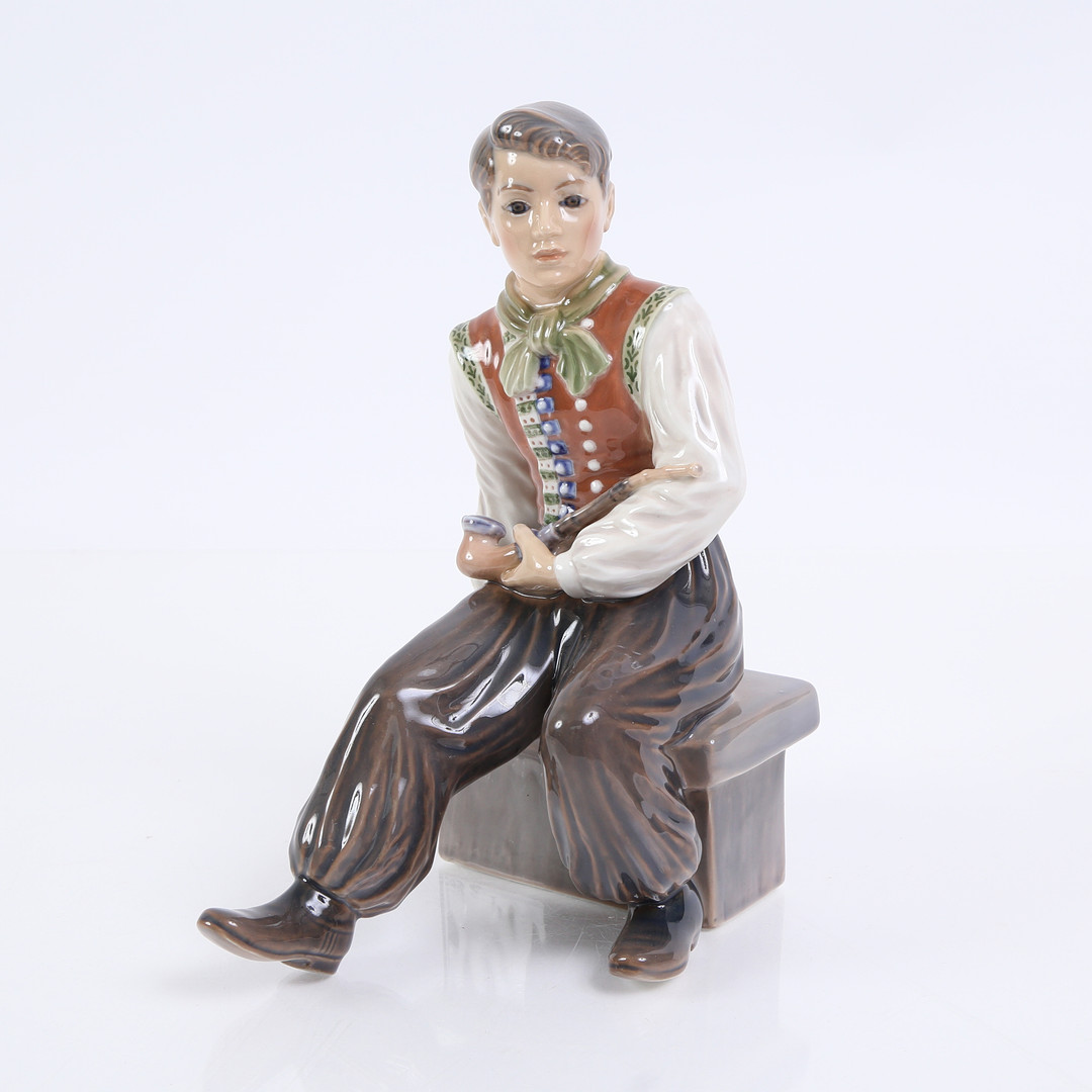 DAHL-JENSEN. "Amagerdreng med pibe", figur af porcelæn nr. 1300, 1. sortering.