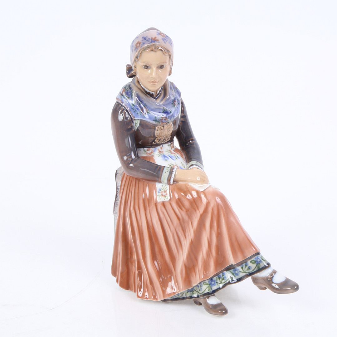 DAHL-JENSEN. "Amagerpige", figur af porcelæn nr. 1110, 1. sortering.