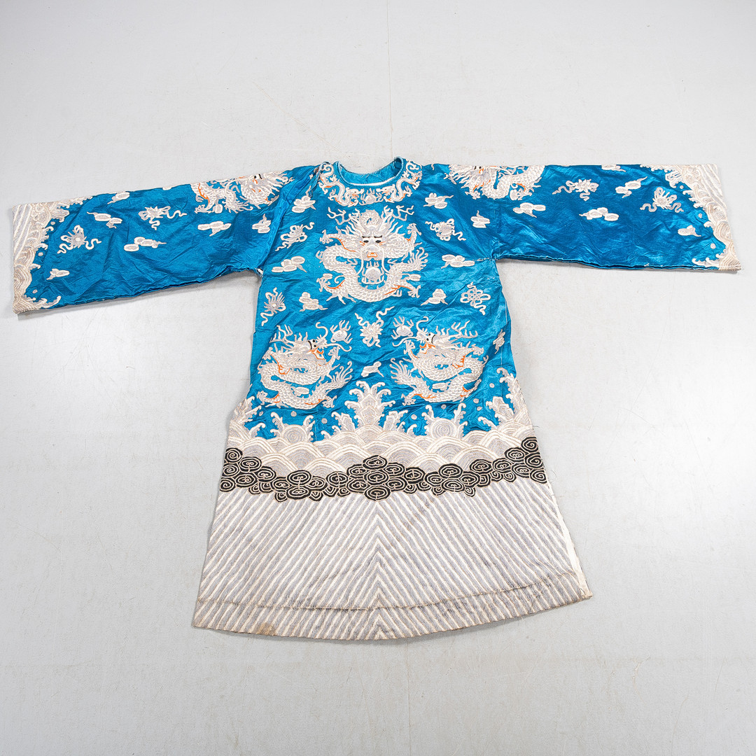 ROCK, broderad drakdekor på siden, Kina, sen Qing / omkring 1900.