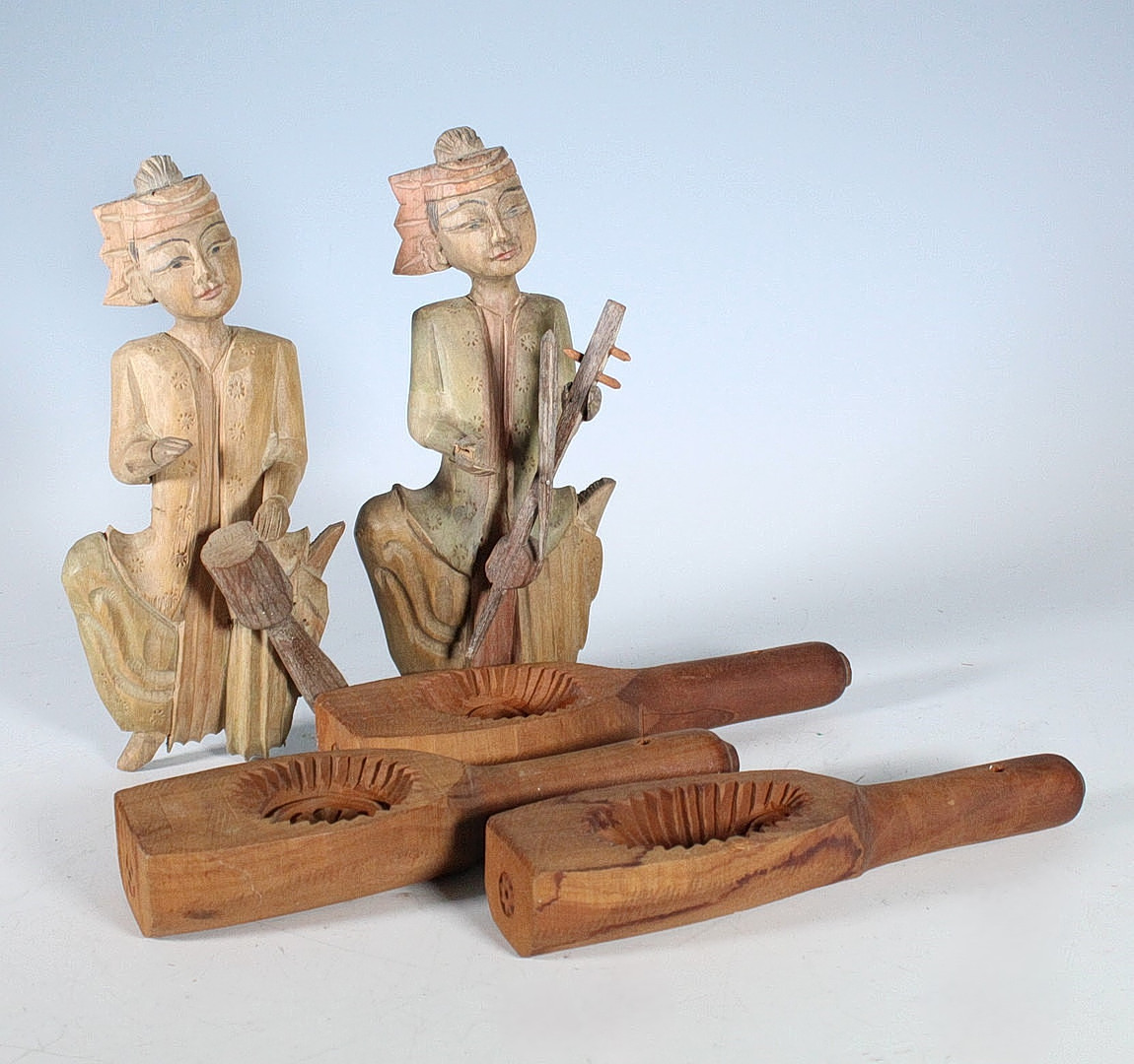 Konvolut Asiatika - Handgeschnitzte Skulpturen und Holzformen.