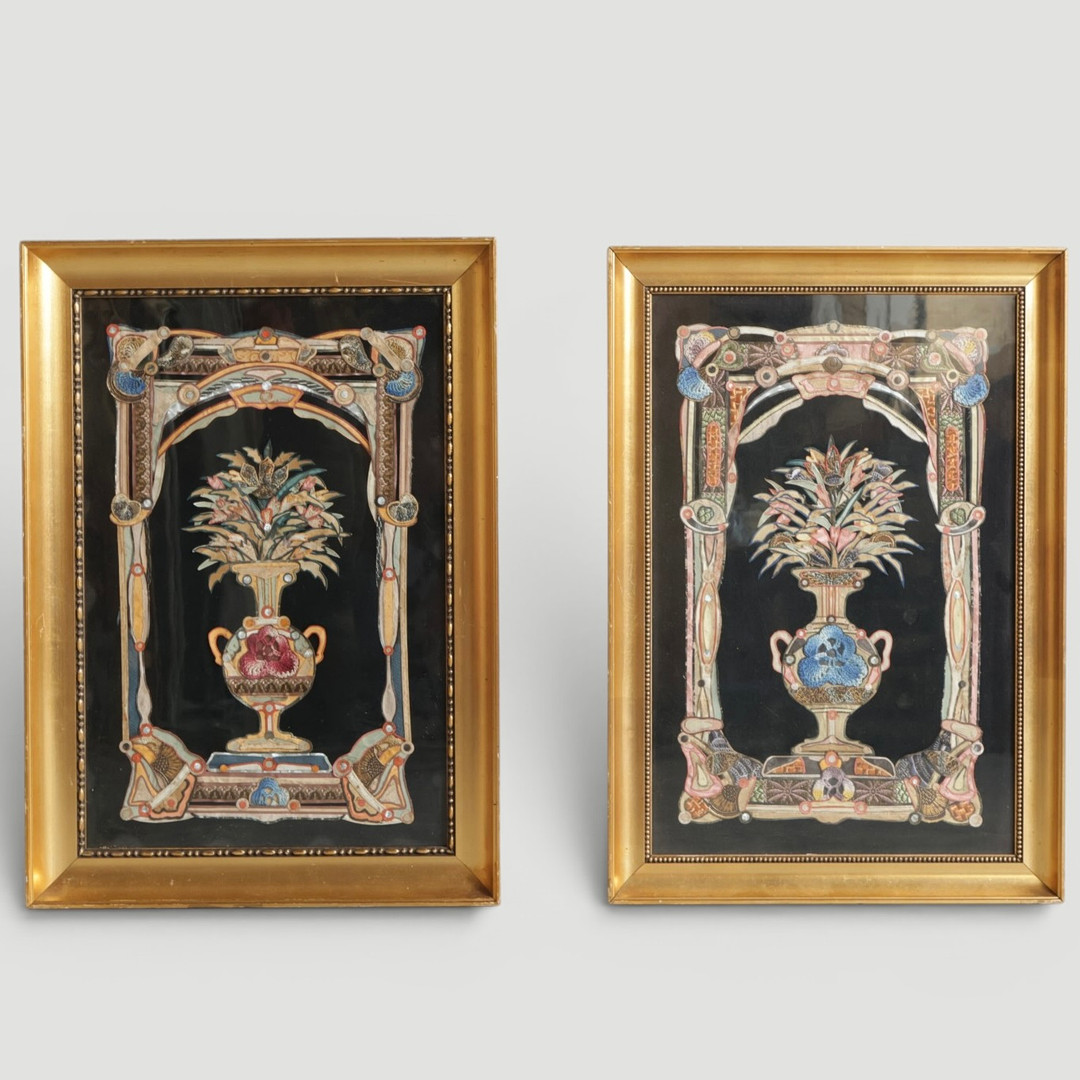 Mixed media på stof, motiv i form af prydvaser. Indrammet bag glas med forgyldte rammer. Kina, 20. årh. (2).
