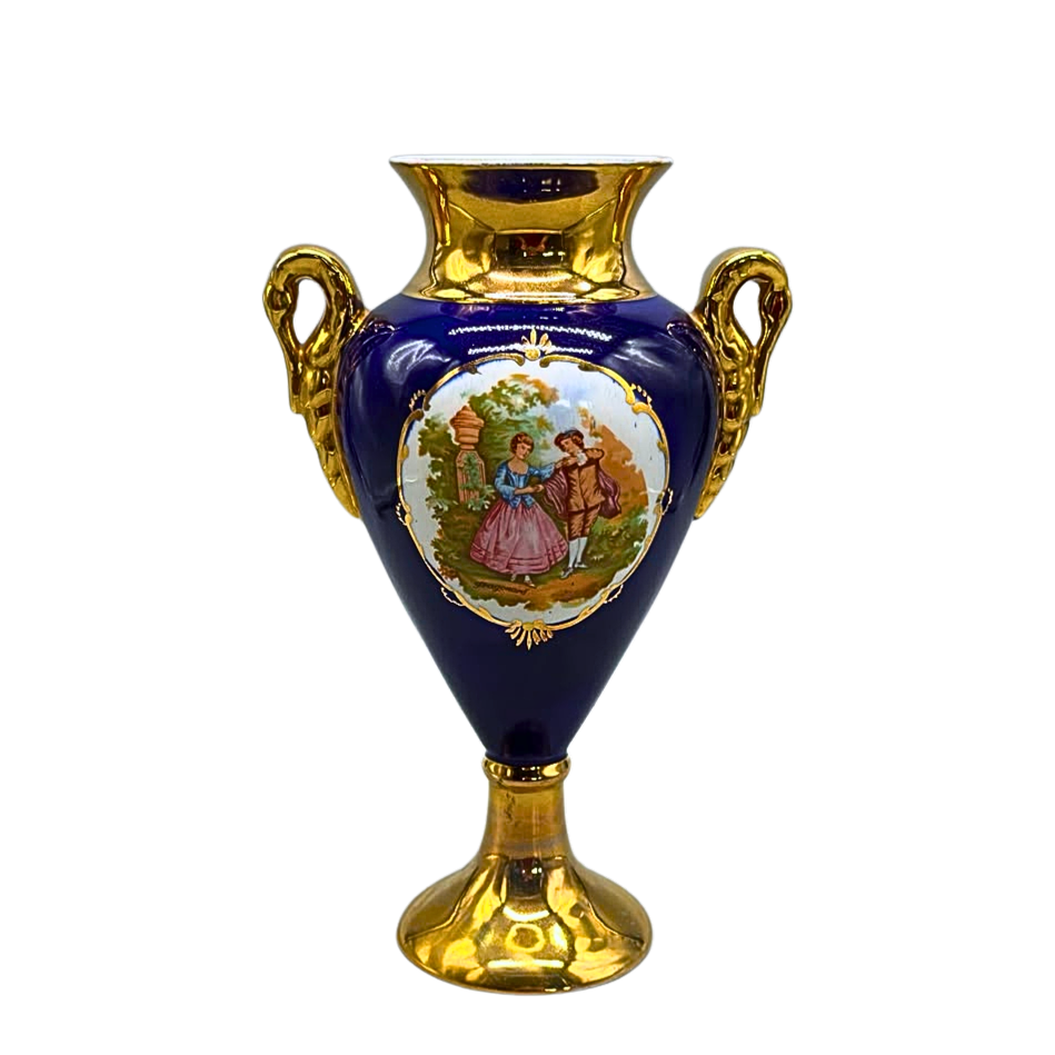 KOBALTBLAUE HENKELVASE MIT GOLDVERZIERUNGEN UND ZWEI BILDMOTIVEN.
