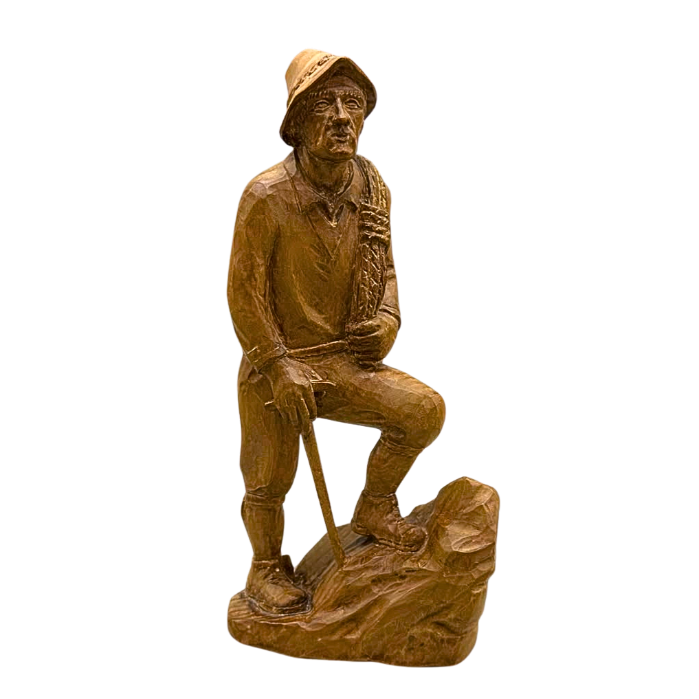 HOLZFIGUR IN DER GESTALT EINES WANDERERS ODER BERGSTEIGERS.