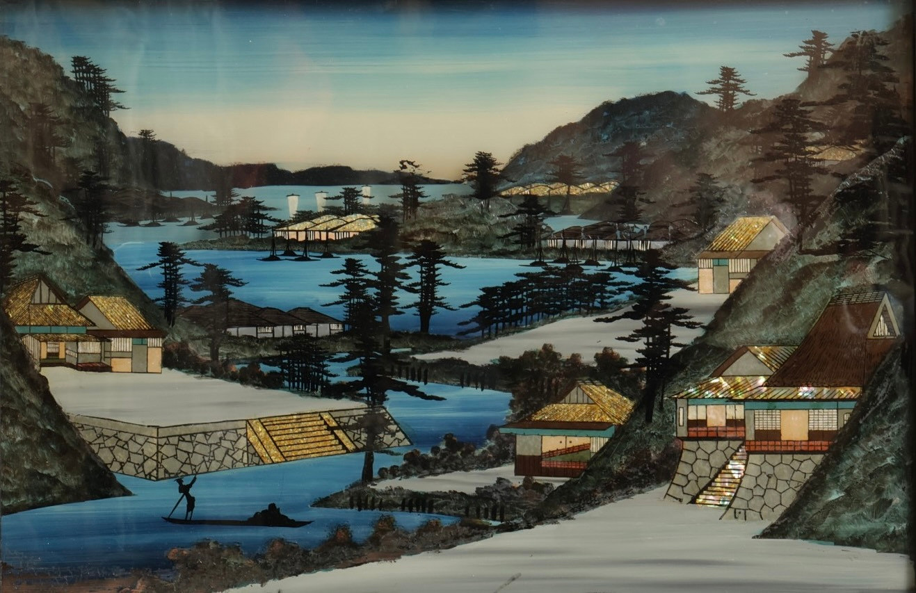 Glasmaleri med baggrundslandskab og stabsfigurer på foto. 19/20 årh. Sort indrammet.