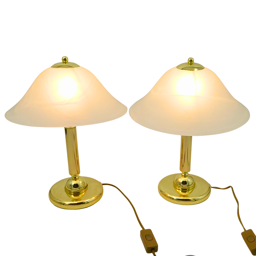 SET AUS ZWEI TISCHLEUCHTEN MIT MESSINGFARBENEM FUSS UND MATTEN GLASSCHIRMEN.