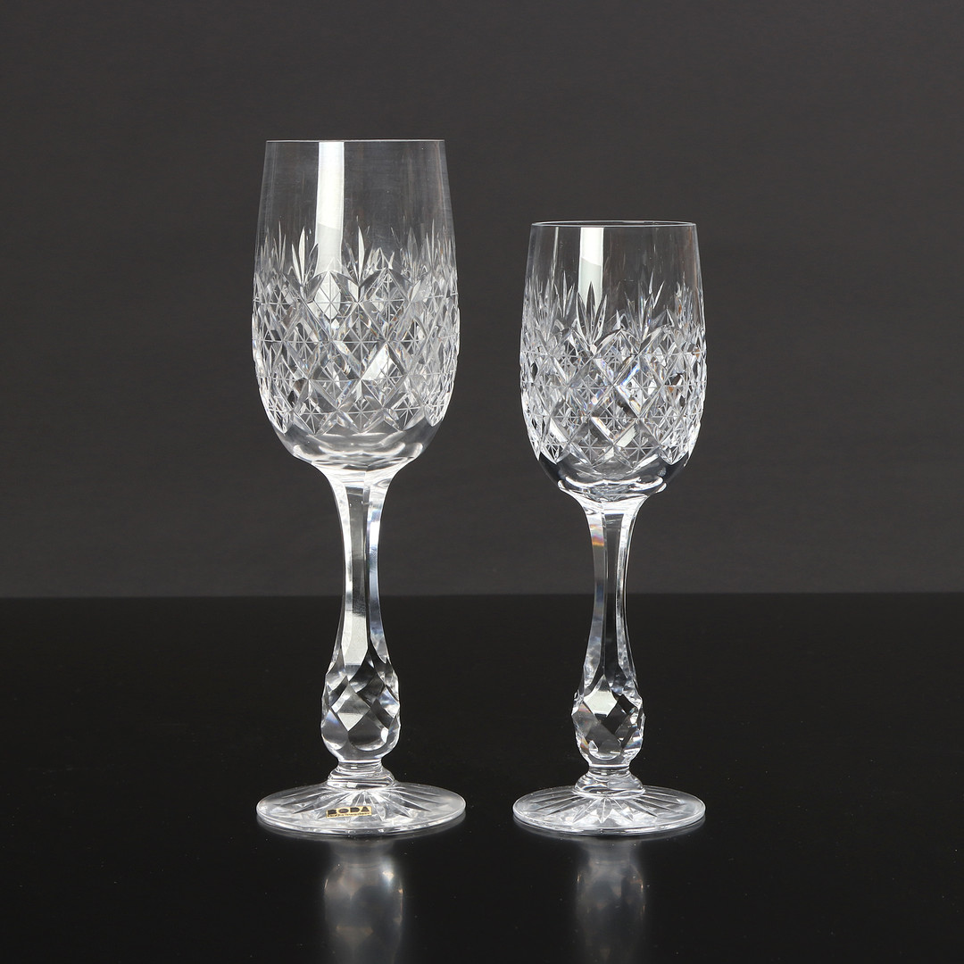 FRTIZ KALLENBERG, RÖD- OCH VITVINSGLAS, 12+11 ST. "Pompadour", kristall med slipad dekor, Boda.