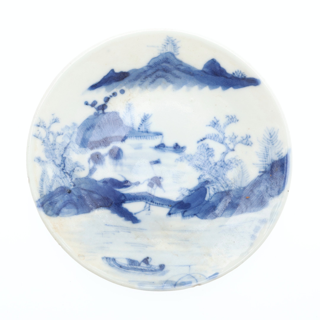 LATE 19TH CENTURY CHINESE PORCELAIN BLUE AND WHITE SAUCER.