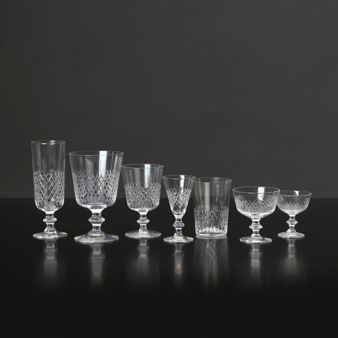 VICKE LINDSTRAND, GLASSERVIS "DIAMANT", 92 DELAR. Slipad dekor, Kosta.