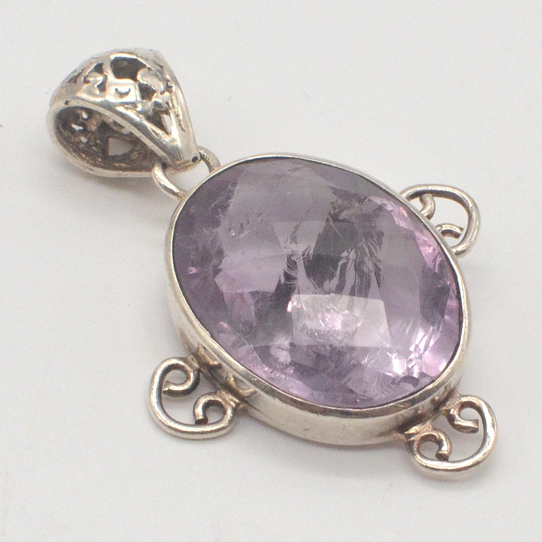 COLLIERANHÄNGER MIT FACETTIERTEM AMETHYST (MIT EINSCHLÜSSEN), DURCHBROCHENE FASSUNG, STERLINGSILBER, SPÄTE 20. JAHRHUNDERT.