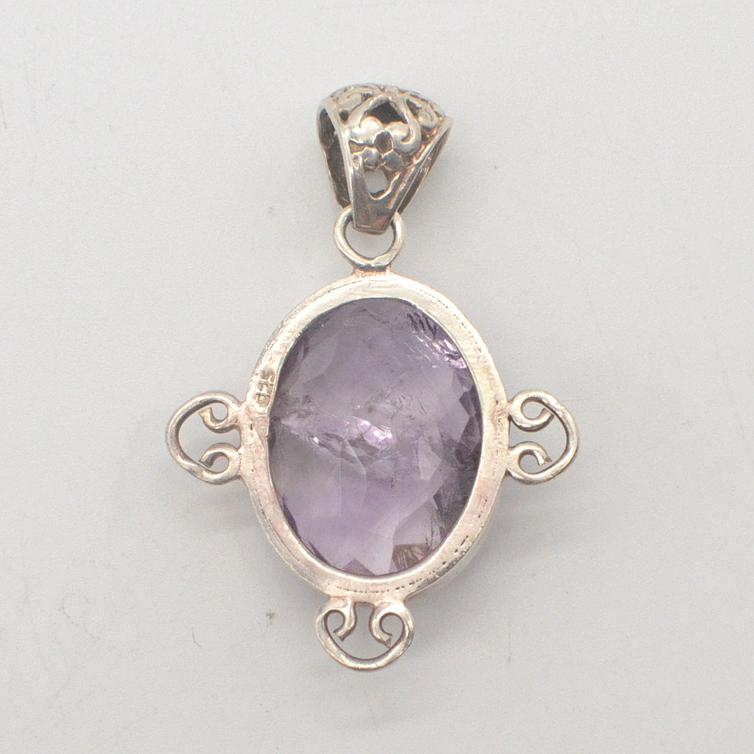 COLLIERANHÄNGER MIT FACETTIERTEM AMETHYST (MIT EINSCHLÜSSEN), DURCHBROCHENE FASSUNG, STERLINGSILBER, SPÄTE 20. JAHRHUNDERT.