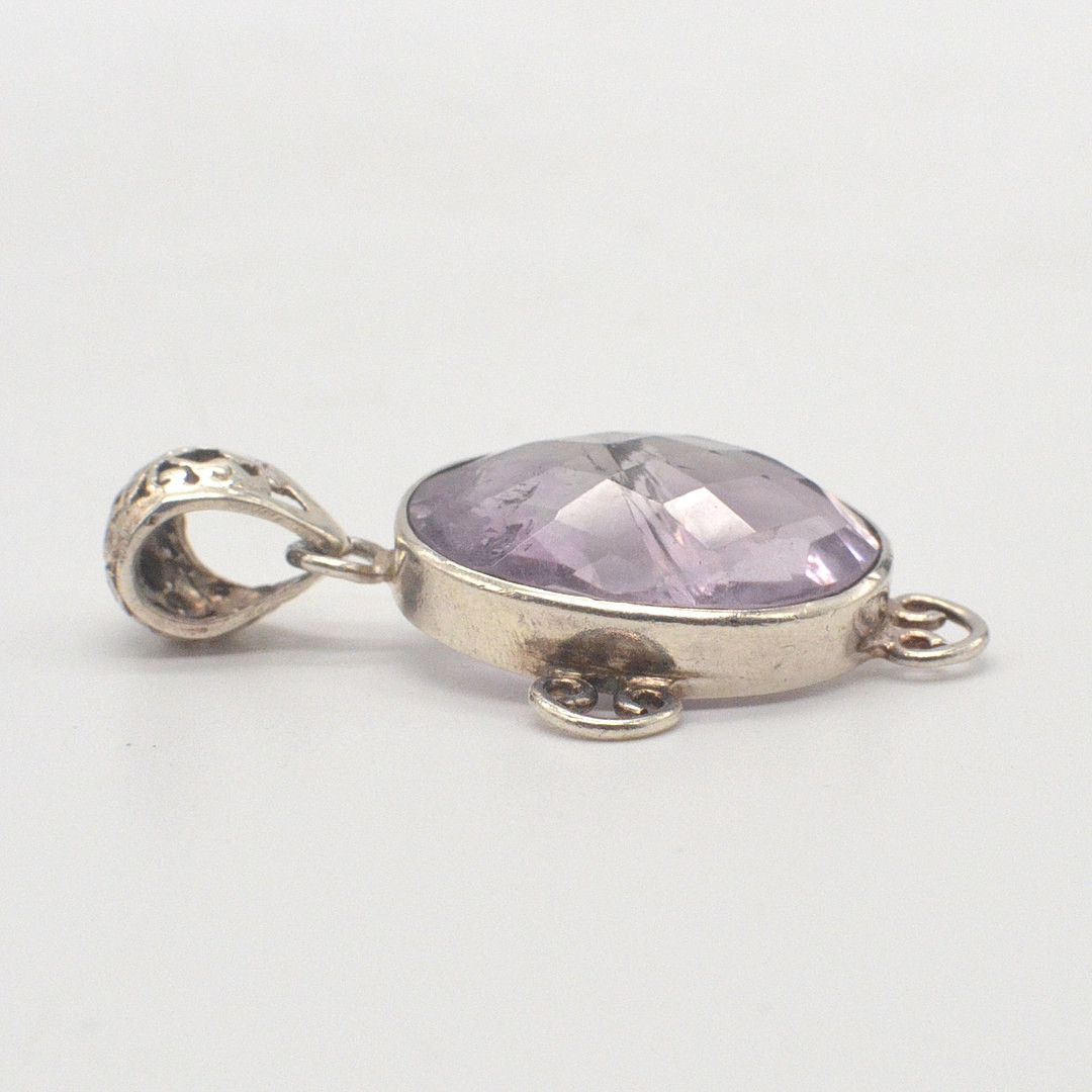 COLLIERANHÄNGER MIT FACETTIERTEM AMETHYST (MIT EINSCHLÜSSEN), DURCHBROCHENE FASSUNG, STERLINGSILBER, SPÄTE 20. JAHRHUNDERT.