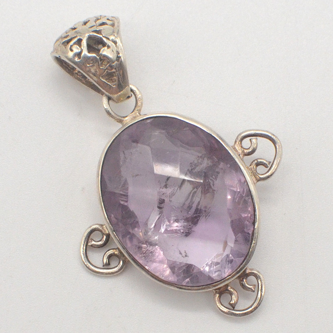COLLIERANHÄNGER MIT FACETTIERTEM AMETHYST (MIT EINSCHLÜSSEN), DURCHBROCHENE FASSUNG, STERLINGSILBER, SPÄTE 20. JAHRHUNDERT.